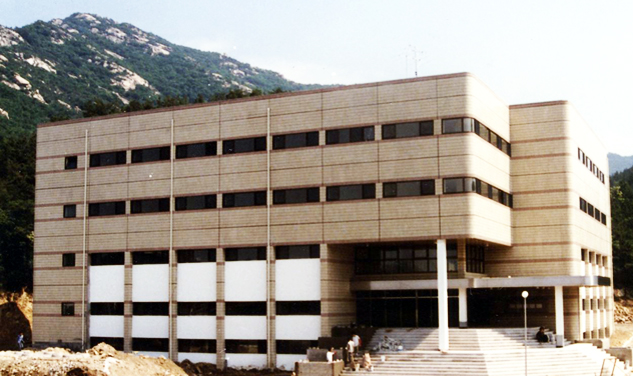 Completion of Deokmyeong Foundation for Research and Culture and the Research Institute of Advanced Materials in Seoul National University